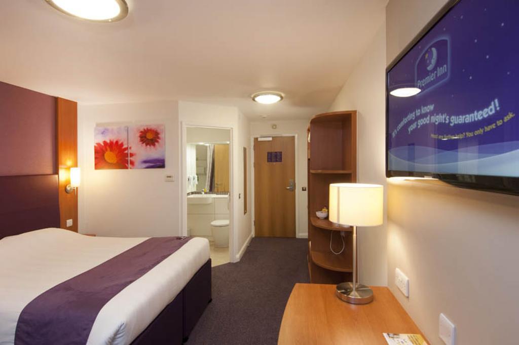 Premier Inn Exeter Central St. Davids Bagian luar foto